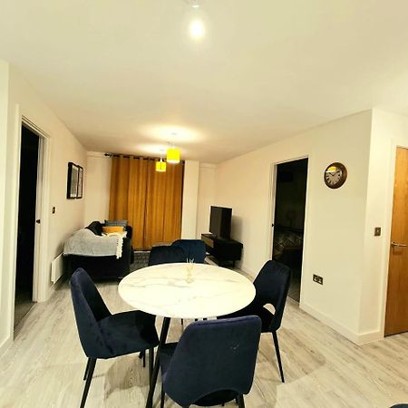 Exquisite Cosy 2-Bed Apartment In Salford 맨체스터 외부 사진