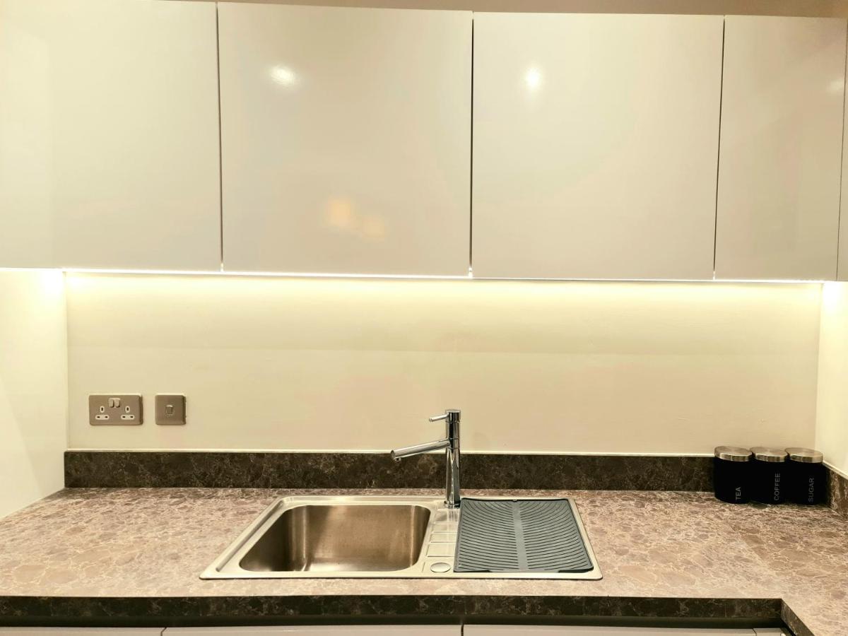 Exquisite Cosy 2-Bed Apartment In Salford 맨체스터 외부 사진
