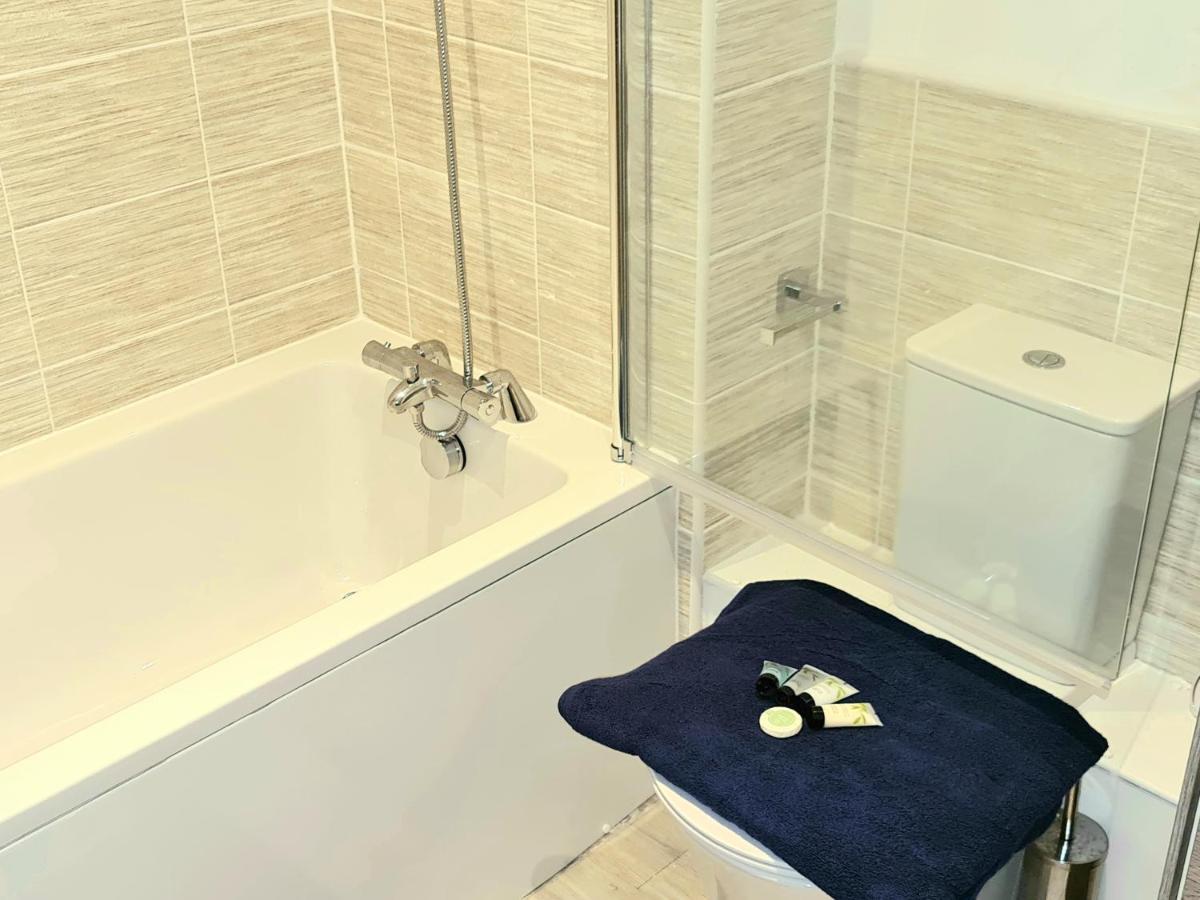 Exquisite Cosy 2-Bed Apartment In Salford 맨체스터 외부 사진