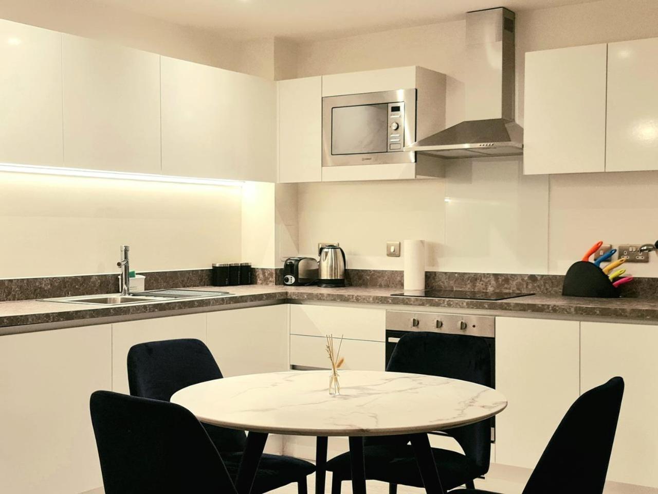 Exquisite Cosy 2-Bed Apartment In Salford 맨체스터 외부 사진