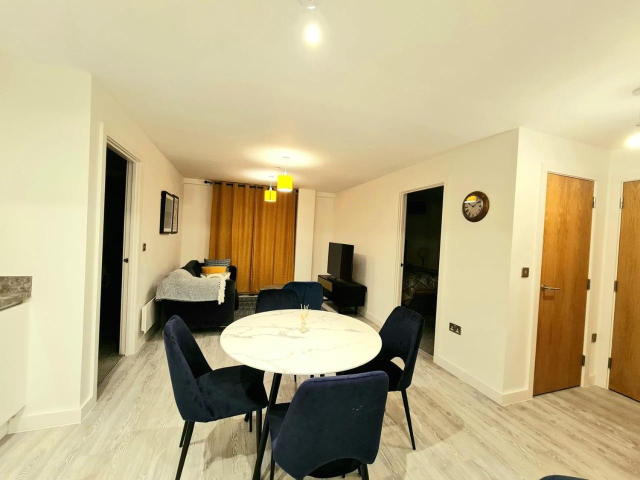 Exquisite Cosy 2-Bed Apartment In Salford 맨체스터 외부 사진