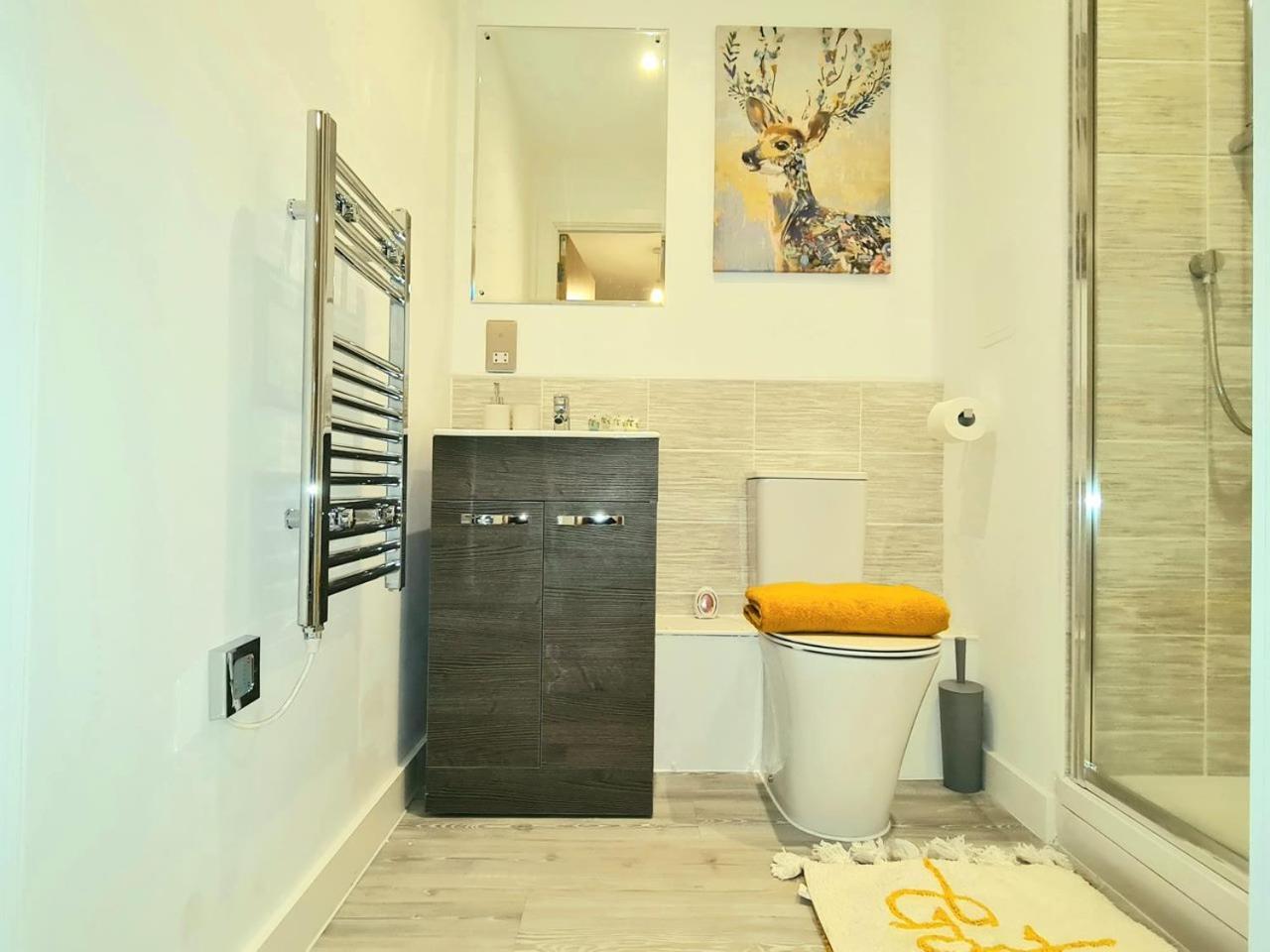 Exquisite Cosy 2-Bed Apartment In Salford 맨체스터 외부 사진