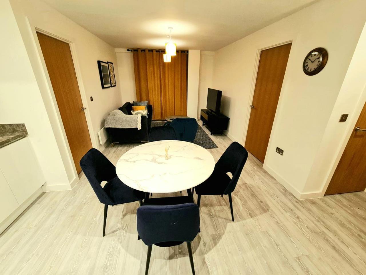 Exquisite Cosy 2-Bed Apartment In Salford 맨체스터 외부 사진