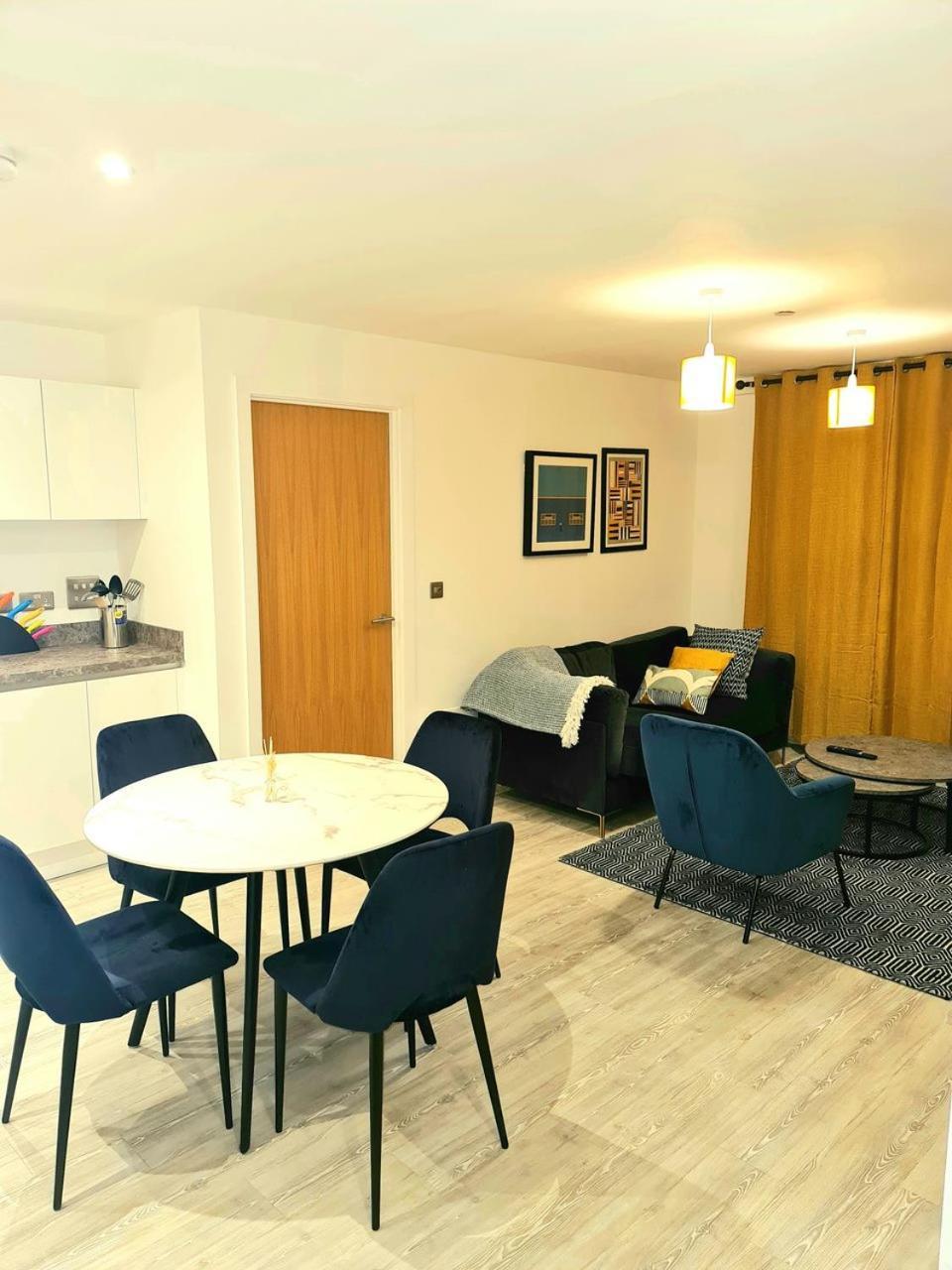 Exquisite Cosy 2-Bed Apartment In Salford 맨체스터 외부 사진