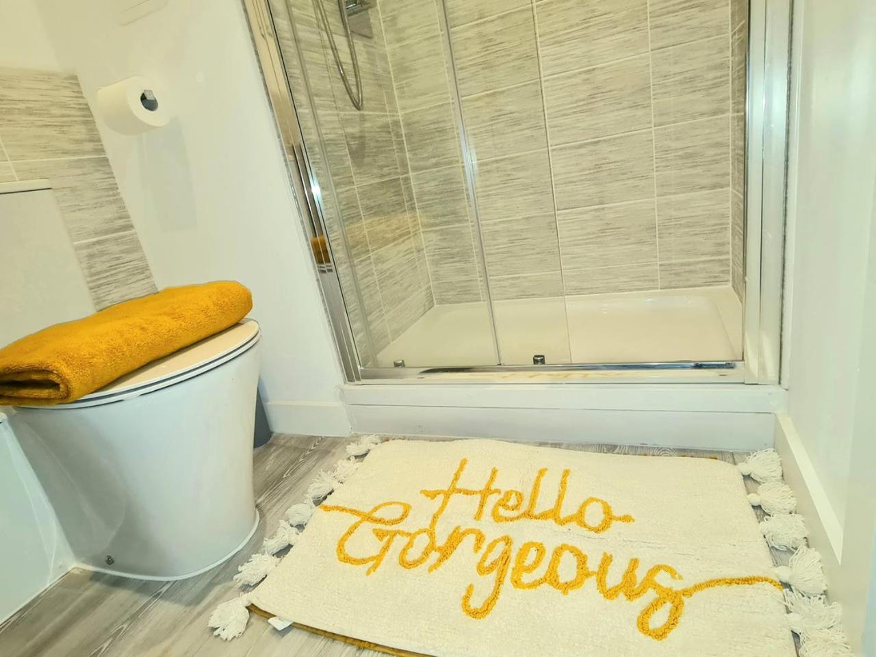 Exquisite Cosy 2-Bed Apartment In Salford 맨체스터 외부 사진